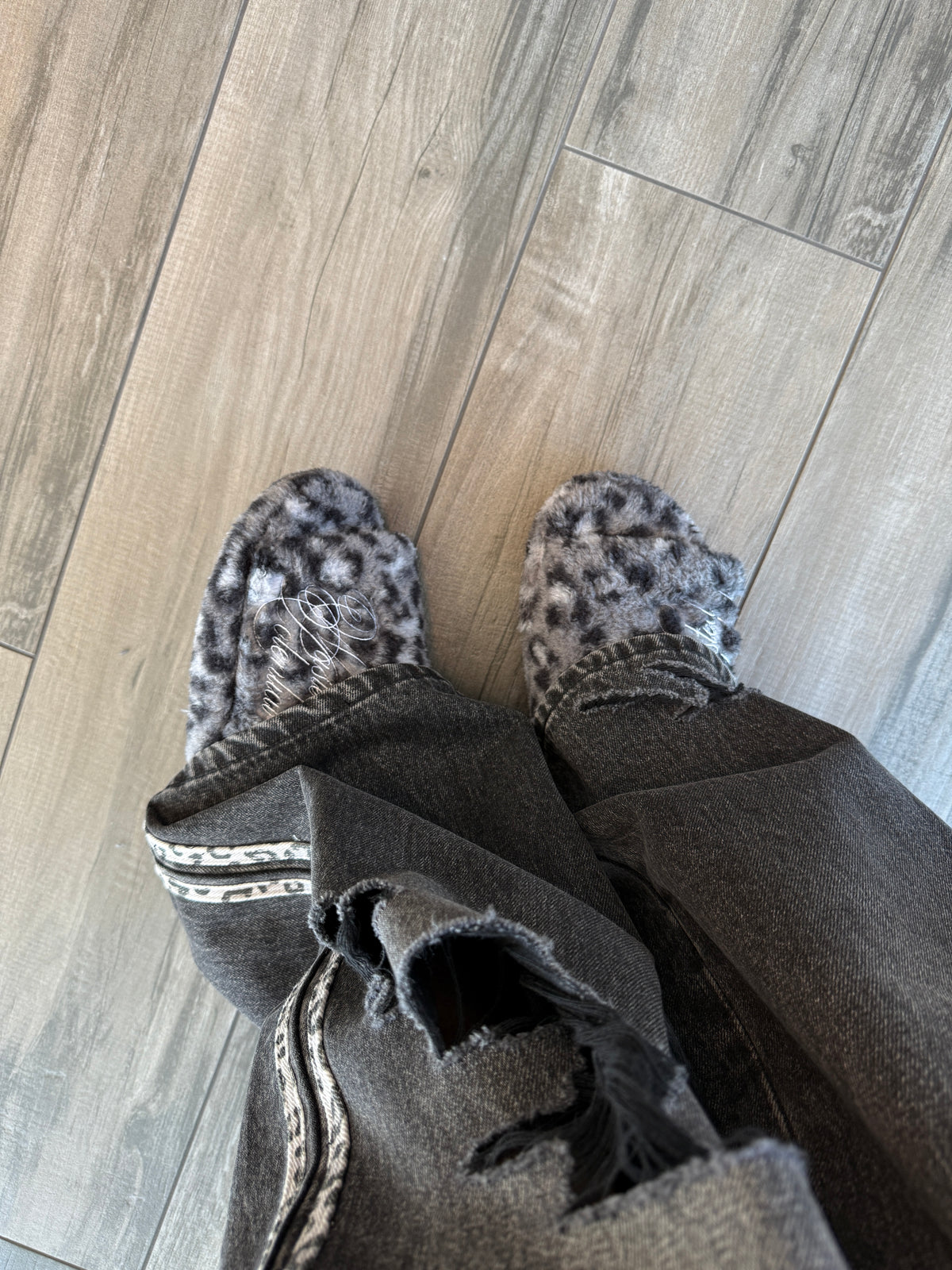 "SNOW LEOAPRD" FUR SLIDE